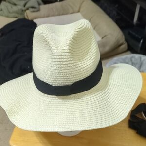 Ivory Straw Hat With Interchangeable Ribbon And Sunglasses